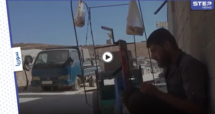 مصاب بشلل في قدميه .. ومشرداً في مخيمات الشمال السوري .. تعرف إلى قصة عبدالرحمن بائع المعروك