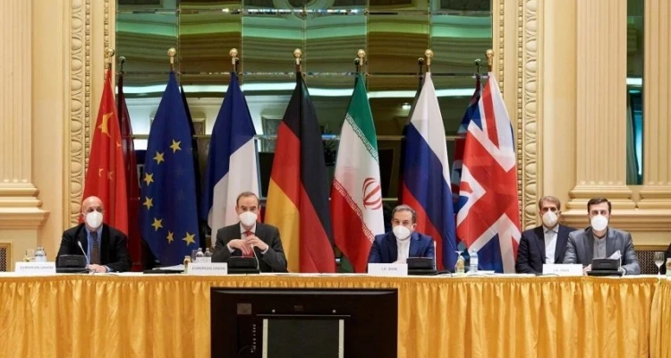 تقارير إيرانية تضع سقفاً محتملاً لرفع العقوبات الأمريكية عن طهران وتتهم واشنطن بالتدبير لخطةٍ قانونيةٍ تطيل أملها