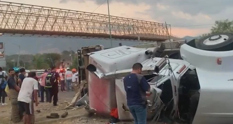 مصرع 53 مهاجراً بانقلاب شاحنة كانت تقلهم جنوب المكسيك
