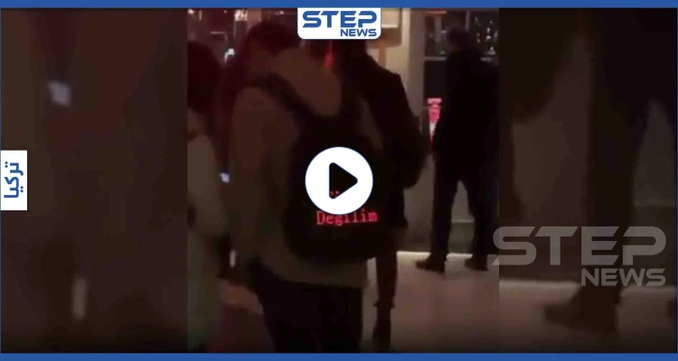 بالفيديو|| لوحة صراف إلكترونية يستخدمها تايواني على ظهره ليخبر أهالي إسطنبول أنه ليس صيني