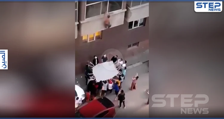 بالفيديو || عملية إنقاذ مثيرة لرجل كاد أن يسقط من نافذته التي حاصرتها النيران