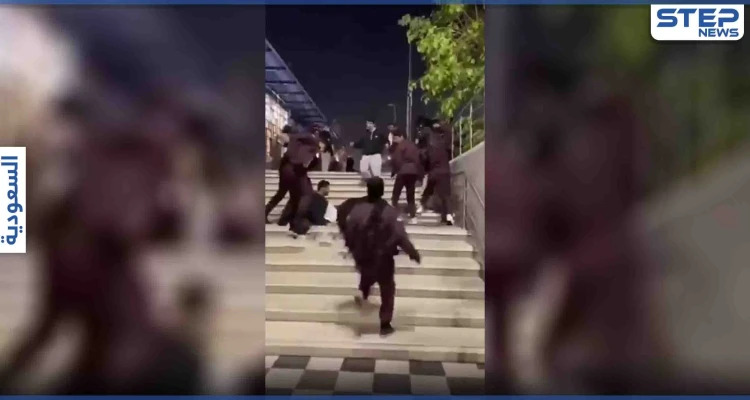 بالفيديو|| مشاجرة جماعية وضرب بالأيادي وتراشق بالألفاظ البذئية وسط مجمع بالرياض وردة فعل رجل تثير الجدل