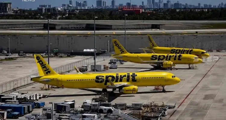 طائرات شركة سبيريت إيرلاينز (Spirit Airlines) الصفراء متوقفة في المطار بعد قرار إيقاف الرحلات.
