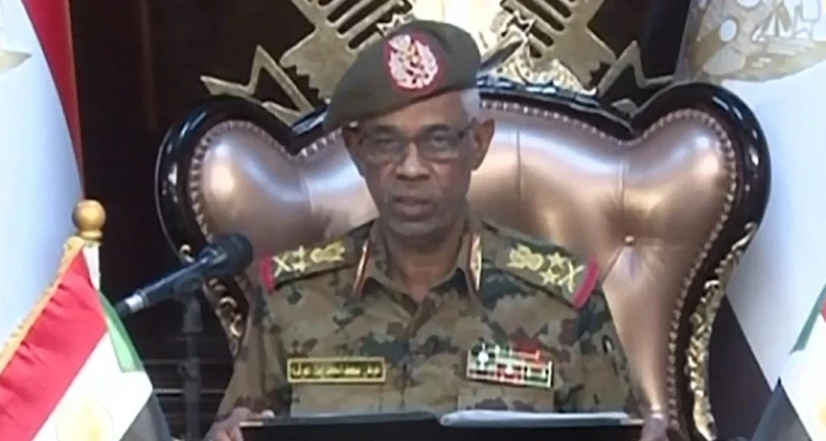 الجيش السوداني يعلن عن إسقاط البشير واستلام السلطة والمعارضة تعتبر الأمر انقلاباً عسكرياً