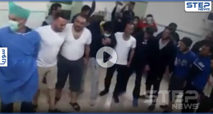بالفيديو|| حفل توزيع كورونا بأحد مشافي درعا.. وطبيب المشفى "ماسك الأول على الدبكة"!