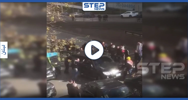 بالفيديو|| بالبيض والحجارة.. محتجون لبنانيون يرشقون سيارة نائب ويتسببون بإصابته