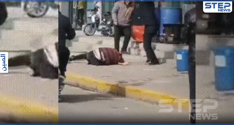 بالفيديو|| رجل صيني يضرب زوجته حتى الموت.. وردّة فعل المارة تُثير السخط