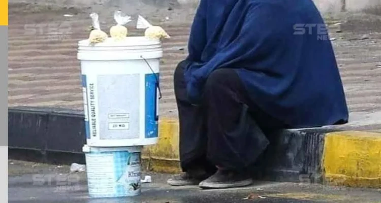 سيدة مصرية تعمل بظروف جوية سيئة لتُعيل أُسرتها