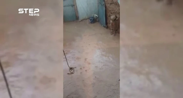 نازح في مخيم الركبان يوثق لحظة انغمار خيمته بمياه الأمطار