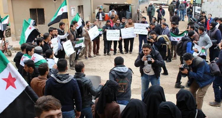 وقفة تضامنية لطلاب جامعة حلب "الحرة" غربي حلب مع شهداء مدينة كفر نبل بريف إدلب
