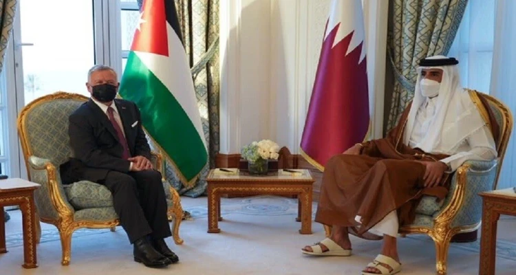 مباحثات بين الملك عبد الله والأمير تميم بن حمد تناولت سوريا وقضايا أخرى بزيارة هي الأولى من نوعها منذ سنوات