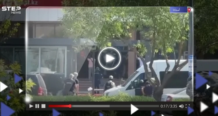 شاهد كيف اقتحمت القوات الكازاخستانية بنكاً في أستانا.. واعتقلت مسلحاً احتجز رهائن فيه
