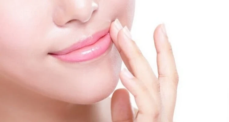 10 طرق طبيعية لـ تكبير الشفايف بعيداً عن الجراحة والأدوية الكيماوية مع نصائح هامة
