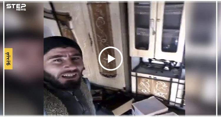 بالفيديو|| مدني من جنوبي إدلب يجهز أثاث منزله للحرق ليمنع قوات النظام السوري من سرقته!