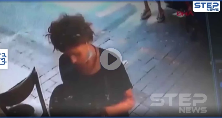 حادثة تُشعل الإعلام التركي.. امرأة تتبول وسط الشارع في إزمير وهي تبتسم (فيديو)