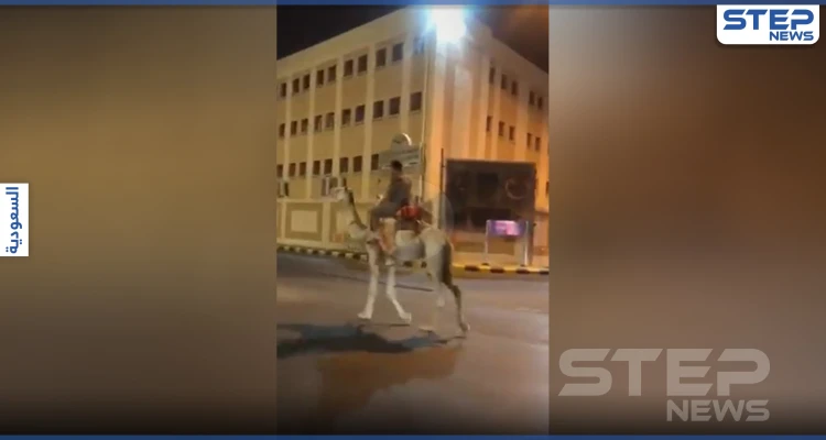 بالفيديو|| مرتدياً بدلة عسكري.. سعودي يقود جملاً في شوارع مكة المكرمة والسبب!