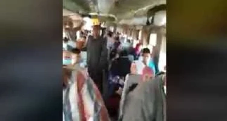 بالفيديو|| مشاجرة داخل قطار بمصر بعد صفع كمسري لمواطن أمام طفلته.. وهيئة السكة الحديد تفتح تحقيقاً عاجلاً