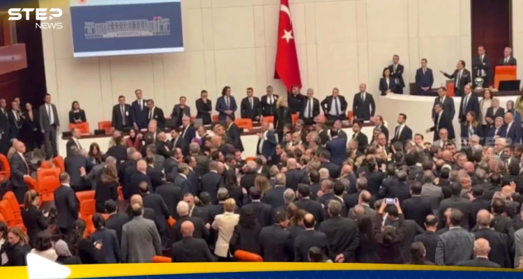 شاهد.. موازنة 2026 تتحول إلى حلبة مصارعة في البرلمان التركي!