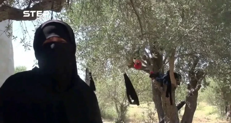 "استشهد زوجي بالقصف وأنا وأولادي عم نشتغل بالحطب لنأمن حياتنا" ... أم عدنان هذه قصتي