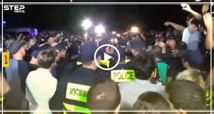 بالفيديو: حشود شعبية غاضبة أمام إحدى القنوات الفضائية تطالب بمعاقبة إعلامي شتم "بوتين"