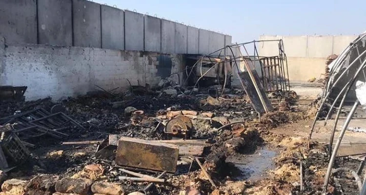 صور تُظهر آثار الدمار والحرائق في نقطة المراقبة التركية في قرية شير مغار غربي حماة بعد استهدافها من قبل قوات النظام بالقذائف يوم أمس.
