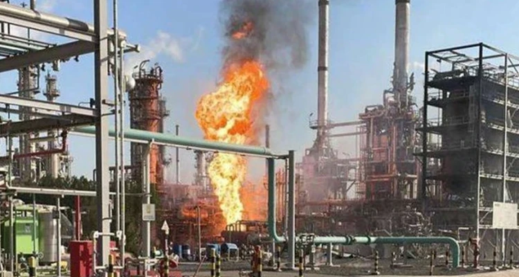 بالفيديو|| حرائق نفطية بالخليج.. الأول بأكبر منشأة للبترول بالكويت والثاني بدبي