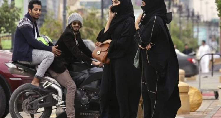 مستشار قانوني سعودي يطالب بمعاقبة المتحرَّش بها إذا خرجت للأماكن العامة بهذه النوعية من الملابس