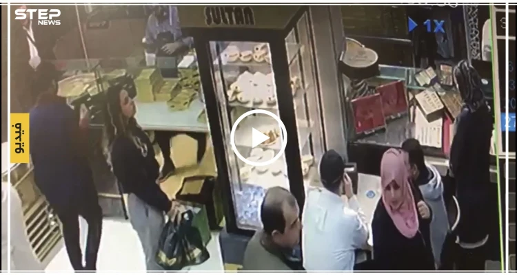شاهد بالفيديو || ثلاث تركيات تسرقن حقيبة رجل سوري والأخير يعرض مكافئة لمن يعرفهن