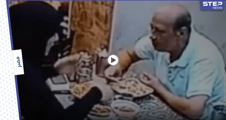 بالفيديو|| امرأة تضرب زوجها بصحن الطعام على رأسه أمام الناس وسط مكان عام وردة فعل الأخيرة مدهشة