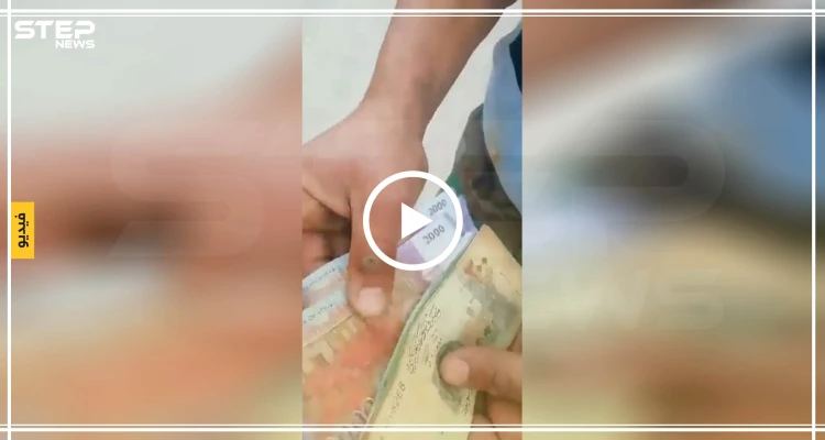 بالفيديو||جندي للنظام السوري يقبض مرتبه الشهري ويسخر من مقداره: أخبار