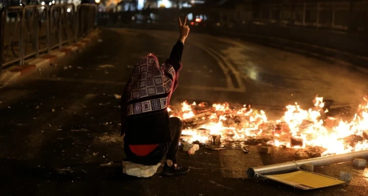 إسرائيل تعترض صاروخ من قطاع غزة واستمرار المواجهات بين الفلسطينيين والإسرائيليين في القدس