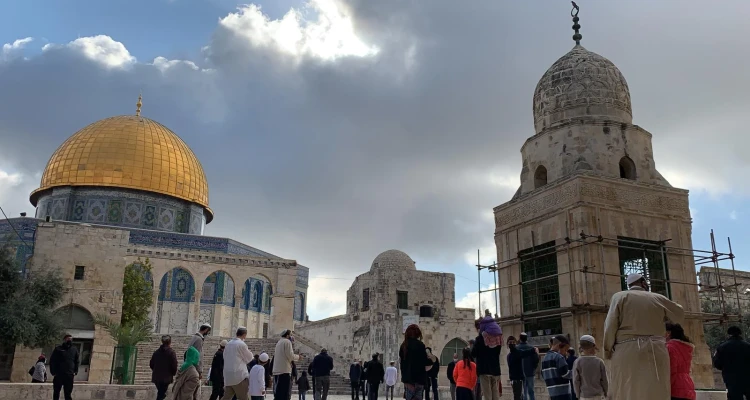 مئات المستوطنون يقتحمون باحات المسجد الأقصى بحماية من الشرطة الإسرائيلية