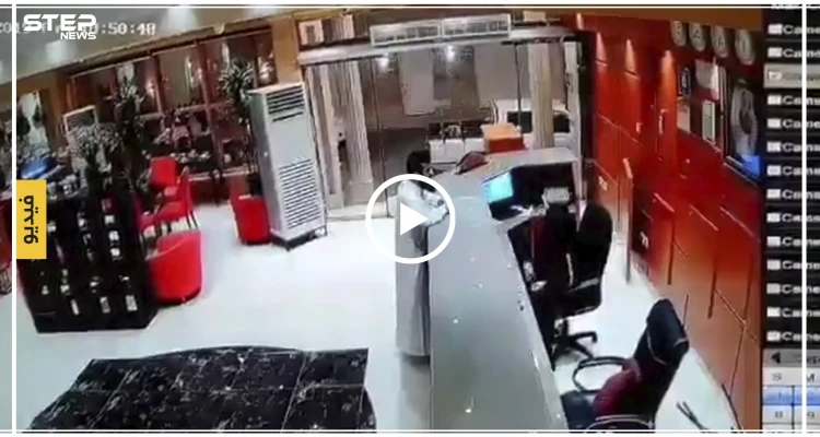 فيديو لرجل يعتدي بالضرب على موظفة سعودية يشعل مواقع التواصل الاجتماعي (فيديو)