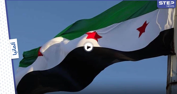 بالفيديو|| مشجع يرفع علم الثورة السورية في مباراة برشلونة وشتوتغارت
