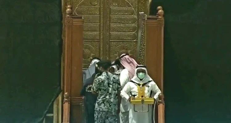 بالفيديو|| أمير سعودي يغسل الكعبة المشرفة وسط إجراءات مشددة