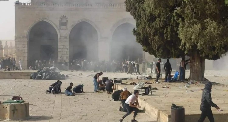 انسحاب الشرطة الإسرائيلية من المسجد الأقصى بعد 4 ساعات من اقتحامه ومحاولة تفريغه والفلسطينيون يعودون بهتافات "التكبير" (فيديو)