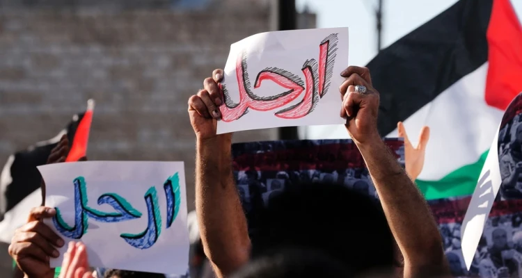 الأمن الفلسطيني يقمع احتجاجات طالبت برحيل عباس في الضفة الغربية (صور)