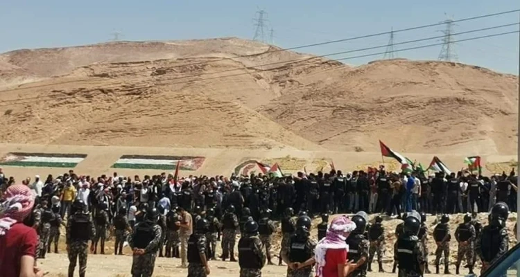بالفيديو|| لحظة اجتياز الشعب الأردني السياج والدخول إلى الأراضي الفلسطينية لأول مرة بتاريخهم