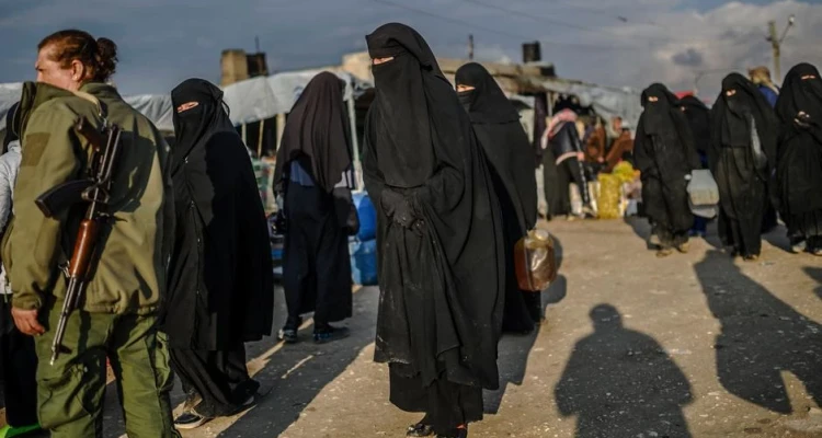 100 عائلة عراقية تغادر مخيم الهول بريف الحسكة إلى الموصل