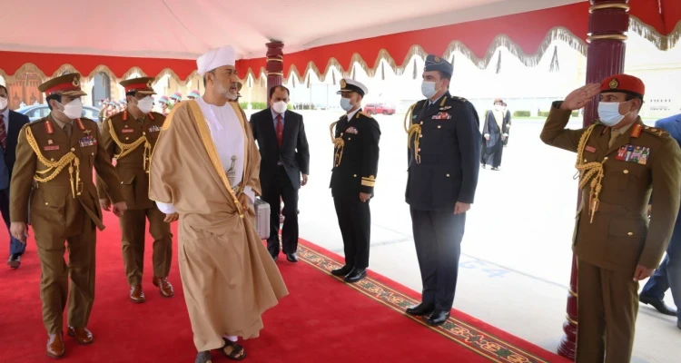 سلطان عُمان هيثم بن طارق يغادر البلاد في أول زيارة خارجية له منذ توليه الحكم إلى بلدٍ مجاور