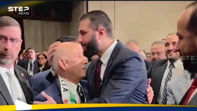 من هو الرجل المسن الذي قبل أحم...