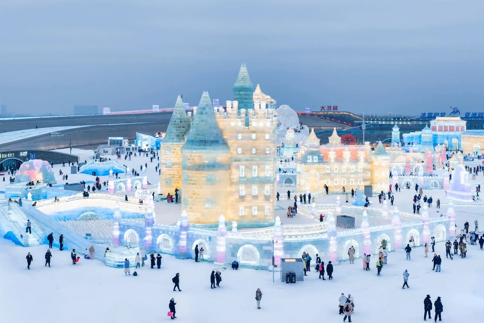 شاهد|| الصين بلاد العجائب.. فوانيس جليدية تدهش السياح