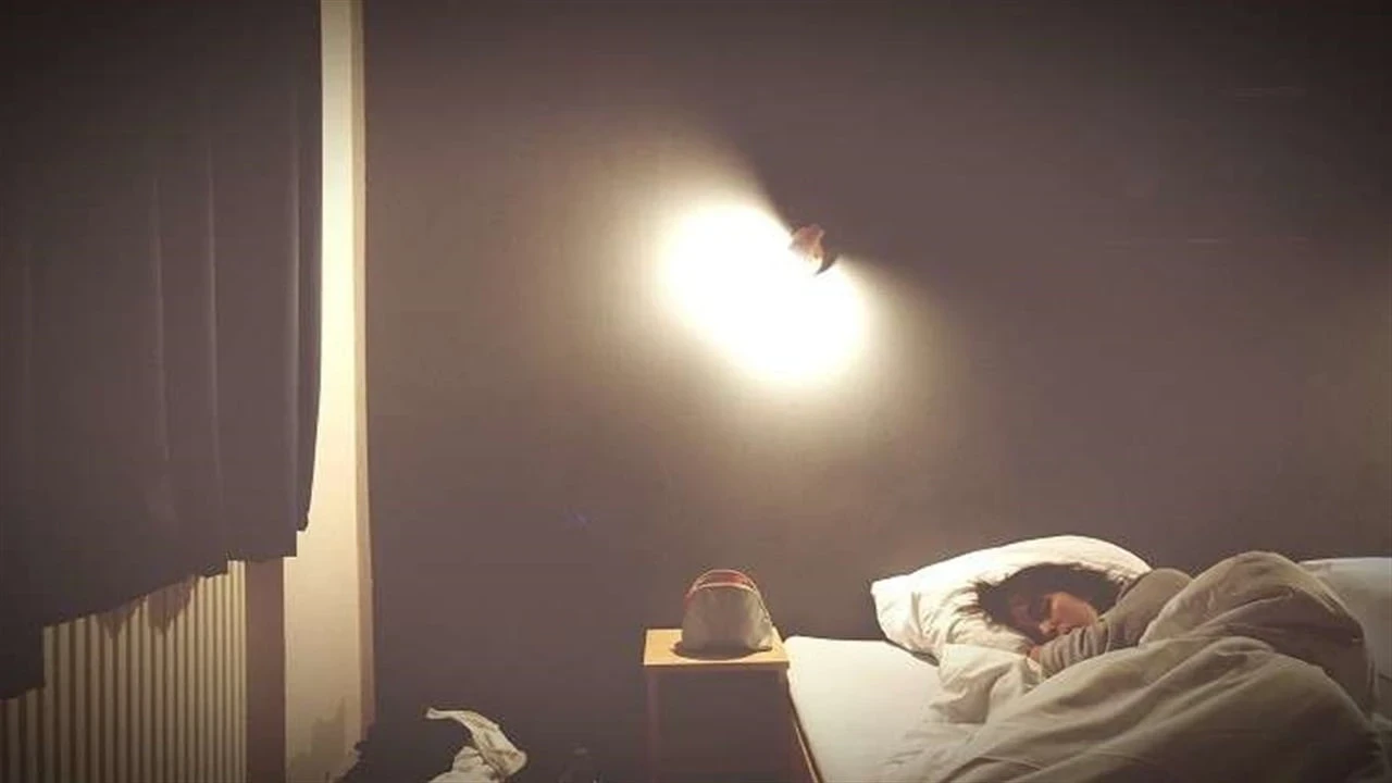 دراسة تحذر: النوم تحت الأضواء الساطعة يزيد خطر الإصابة بأمراض القلب دراسة تحذر: النوم تحت الأضواء الساطعة يزيد خطر الإصابة بأمراض القلب