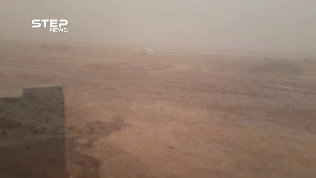 مشاهد للعاصفة التي ضربت مخيم الركبان على الحدود السورية الأردنية في ثاني أيام عيد الفطر