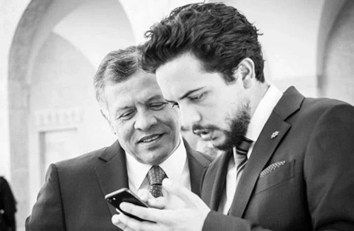 ولي العهد الأردني ينشر صورة تاريخية بدلالات رمزية ويعلّق