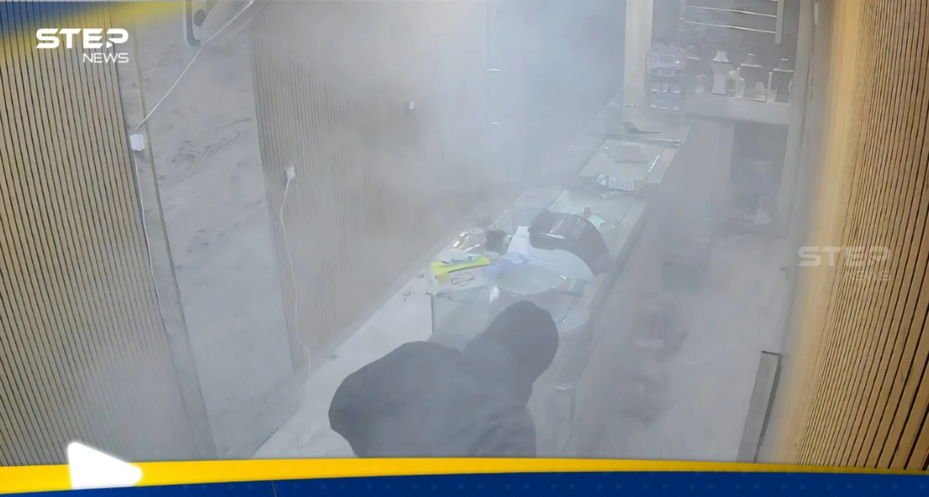 جريمة مروعة تهز حلب.. سارقان مسلحان يقتلان صاحب محل صاغة ويطلقون النار على المارة جريمة مروعة تهز حلب.. سارقان مسلحان يقتلان صاحب محل صاغة ويطلقون النار على المارة