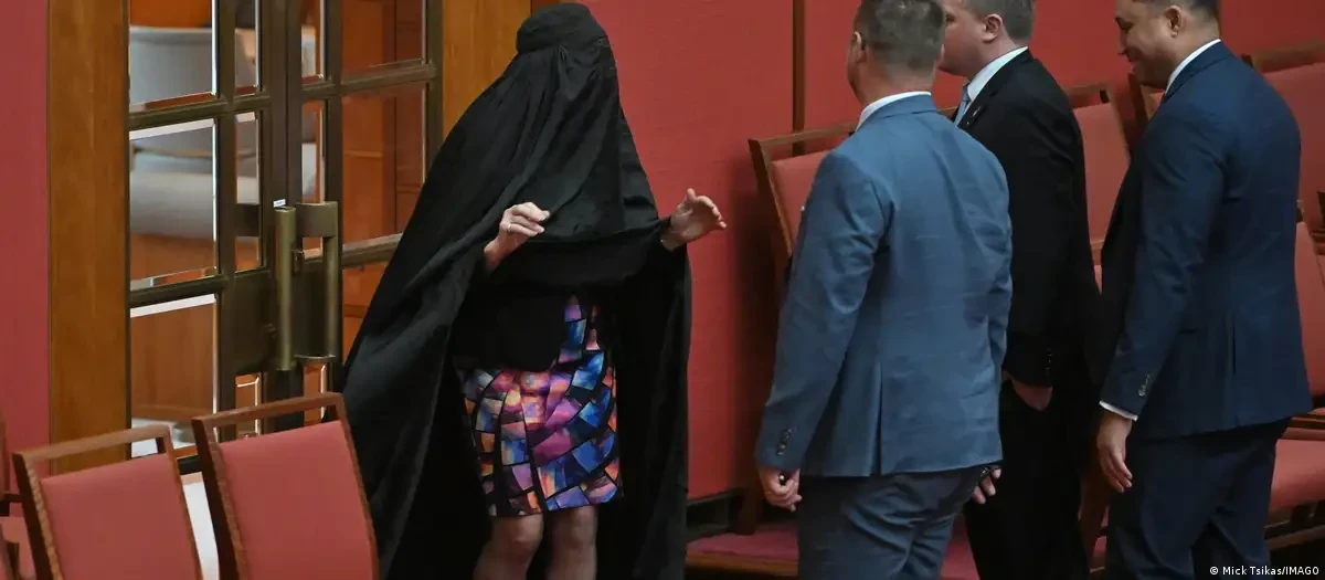 سيناتورة أسترالية ترتدي البرقع داخل البرلمان تشعل موجة غضب سيناتورة أسترالية ترتدي البرقع داخل البرلمان تشعل موجة غضب