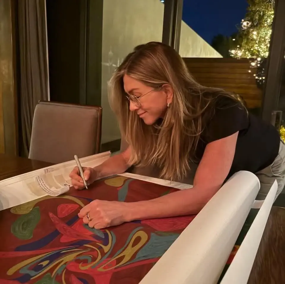 شاهد|| بالتعاون مع طاقم مسلسل فريندز.. موجات صوتية تتحوّل إلى فن خيريّ