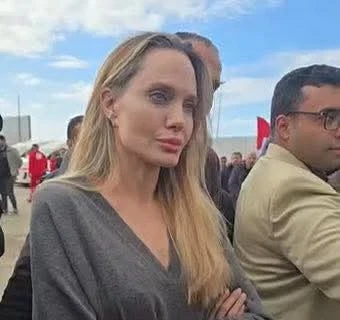 شاهد|| أنجلينا جولي تزور معبر رفح في جولة إنسانية