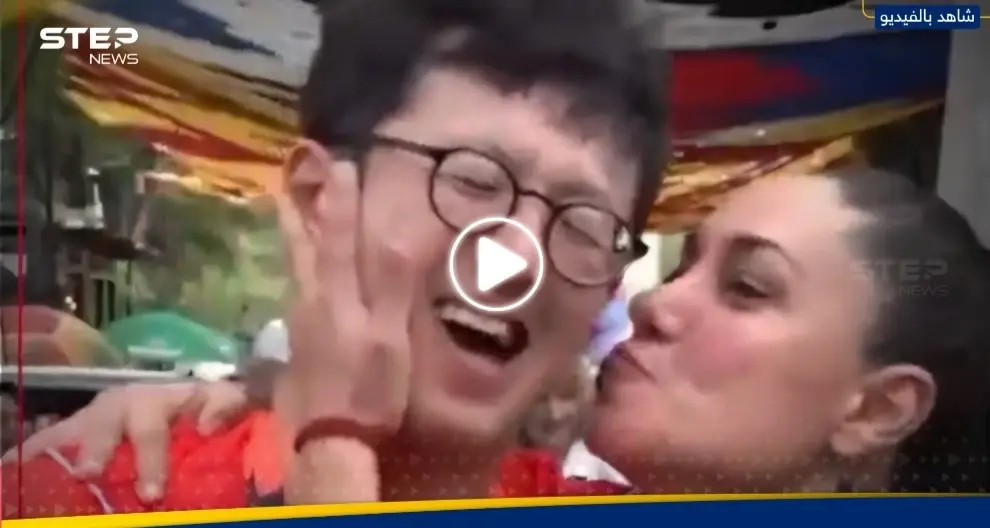 كأس العالم.. مراسل كوري يتلقى قبلة مفاجئة من مشجعة مكسيكية (فيديو): مراسل كوري